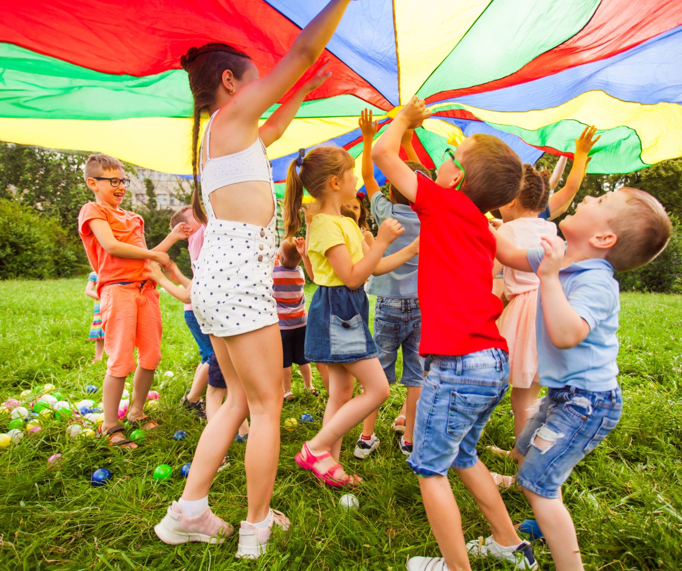 bambini giocano felici in giardino