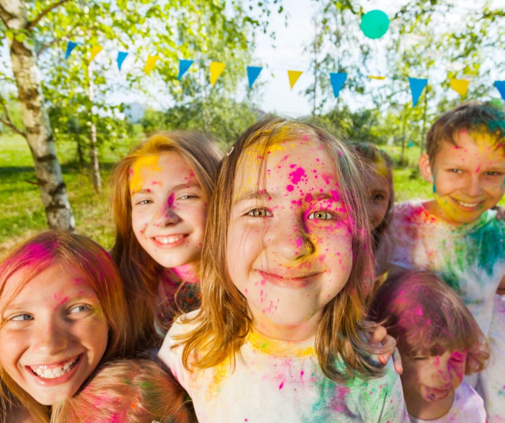 bambini felici durante una festa