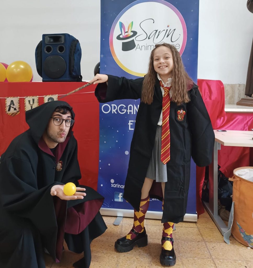 animatore-con-bambina-vestiti-da-harry-potter