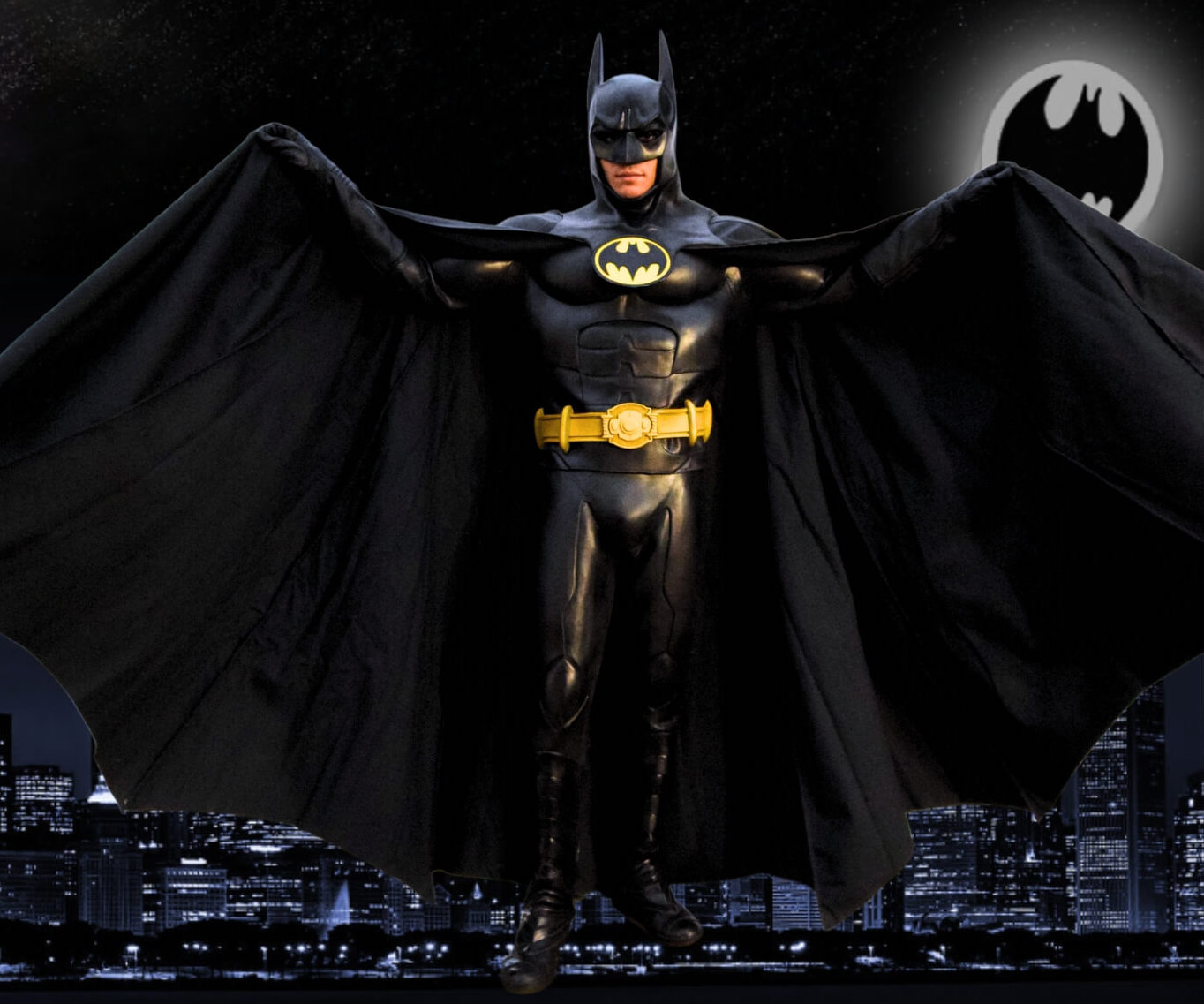 batman-con-il-mantello-aperto